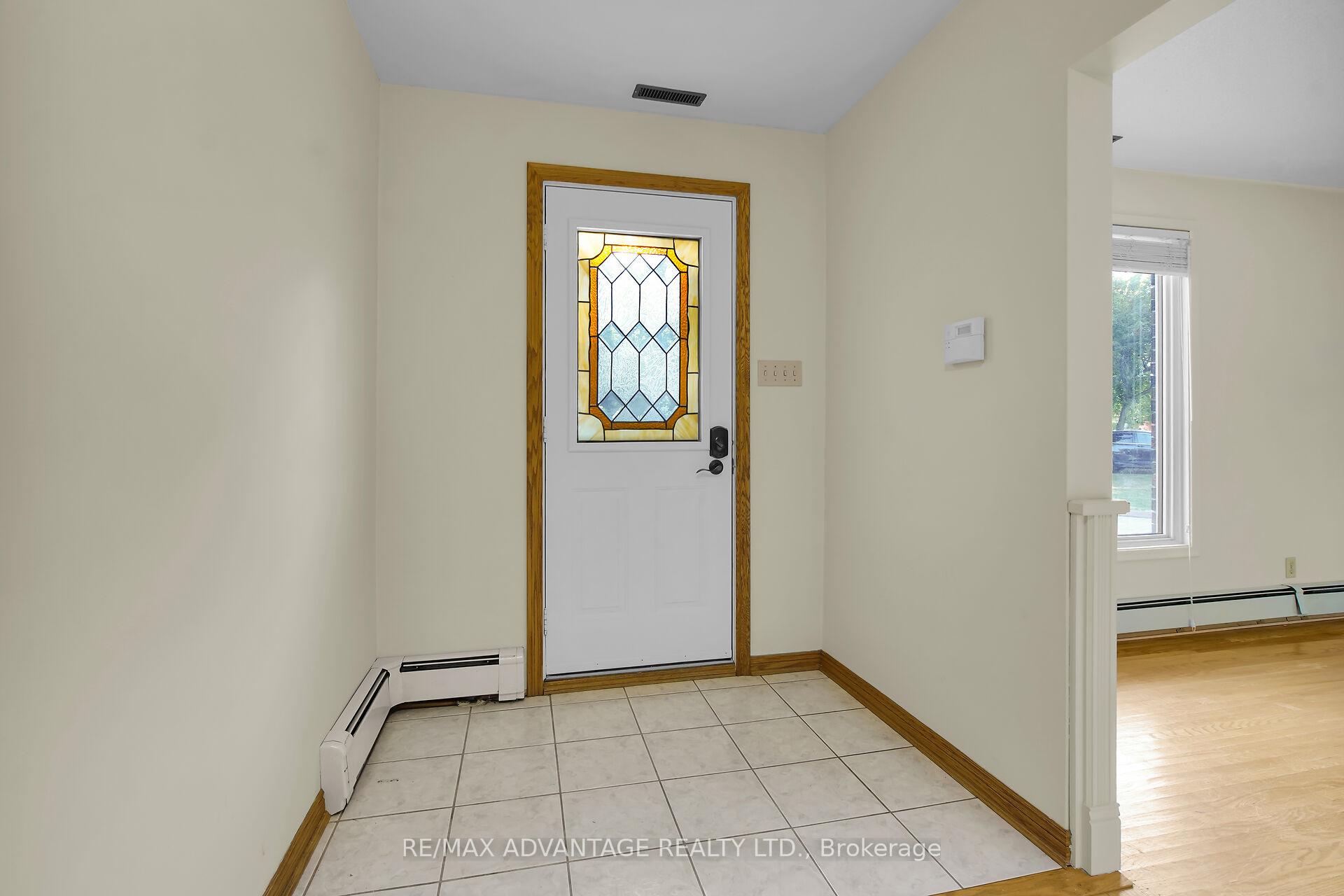 Photo 3 of 41 Queen Anne Circle, London, North M — HOMEH