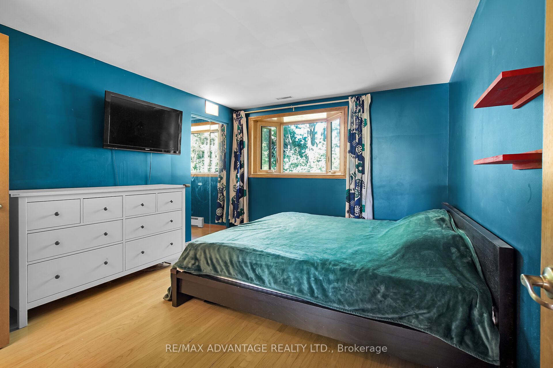 Photo 12 of 41 Queen Anne Circle, London, North M — HOMEH