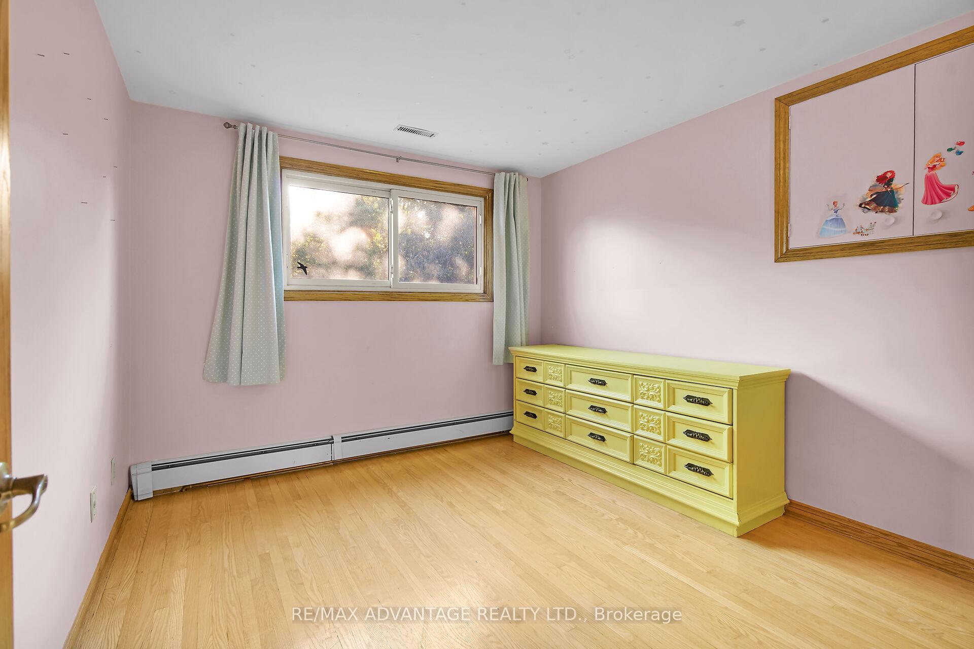 Photo 14 of 41 Queen Anne Circle, London, North M — HOMEH