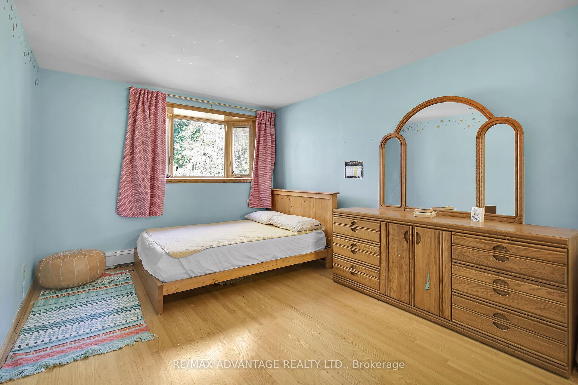 Photo 15 of 41 Queen Anne Circle, London, North M — HOMEH