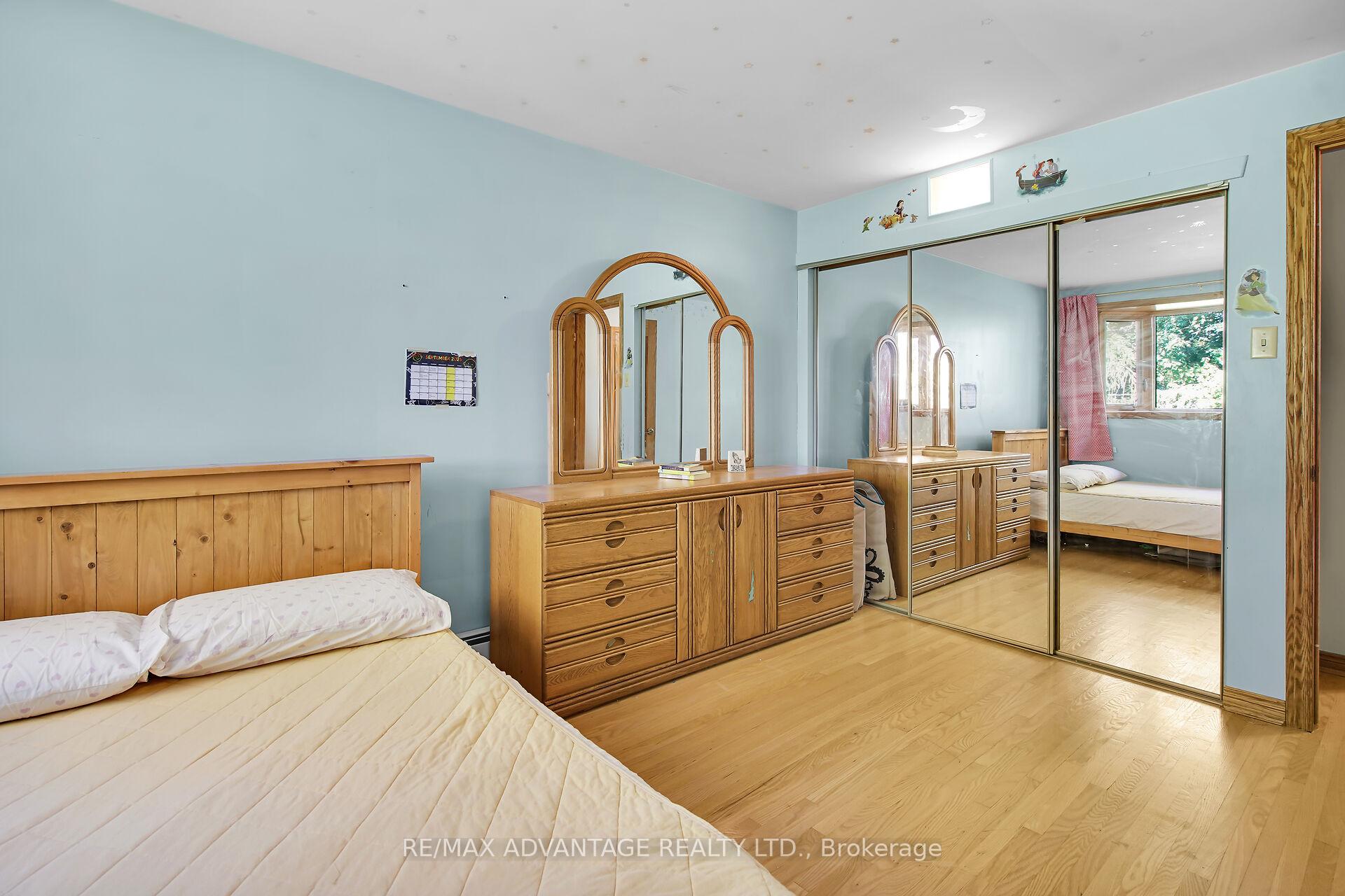 Photo 16 of 41 Queen Anne Circle, London, North M — HOMEH