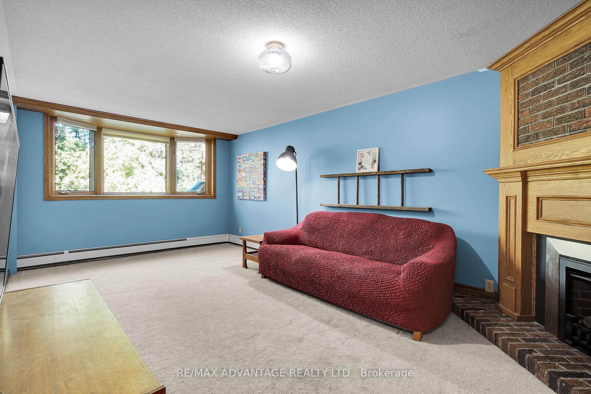 Photo 17 of 41 Queen Anne Circle, London, North M — HOMEH