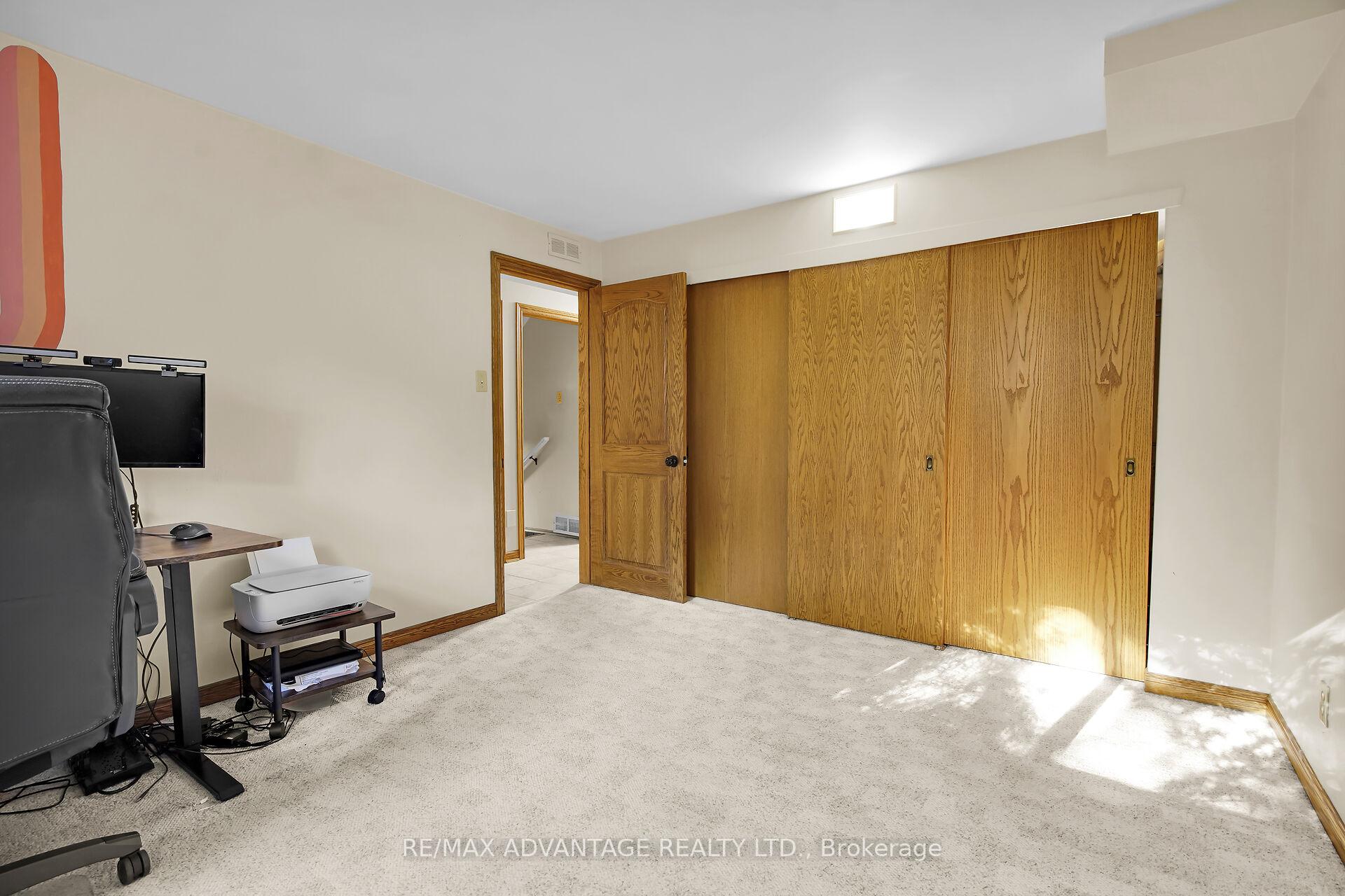 Photo 23 of 41 Queen Anne Circle, London, North M — HOMEH