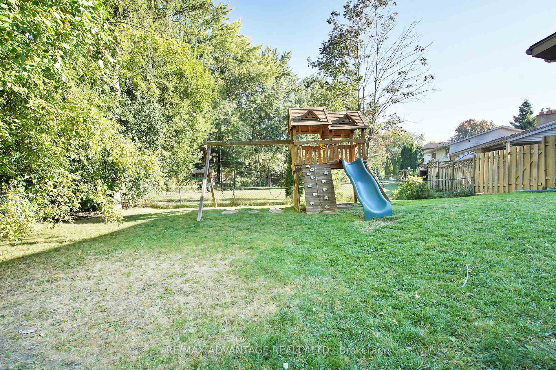 Photo 31 of 41 Queen Anne Circle, London, North M — HOMEH