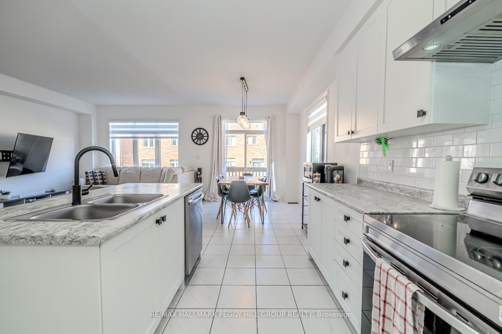 Photo 3 of 2252 Grainger Loop, Innisfil, Rural Innisfil — HOMEH