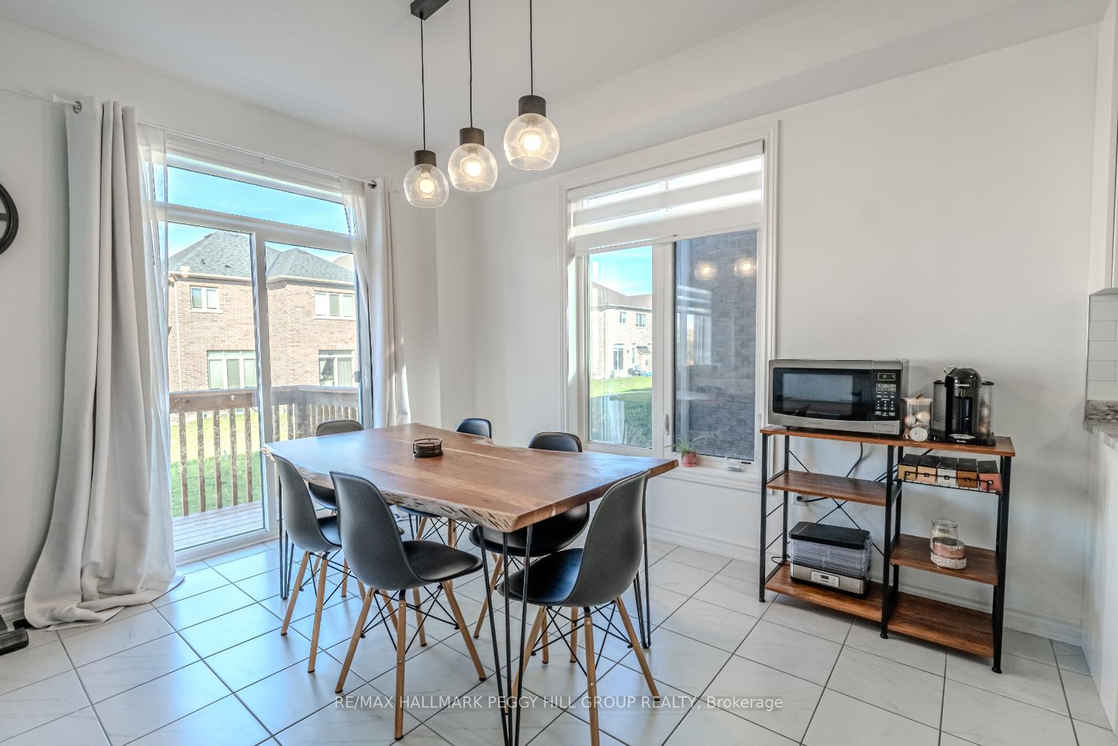Photo 4 of 2252 Grainger Loop, Innisfil, Rural Innisfil — HOMEH