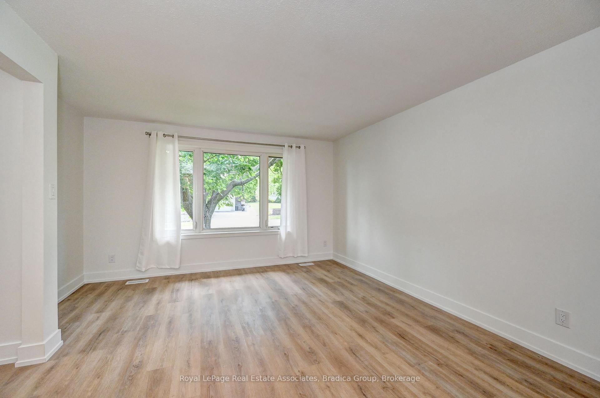 Photo 5 of 354 Southill Drive, Kitchener — HOMEH