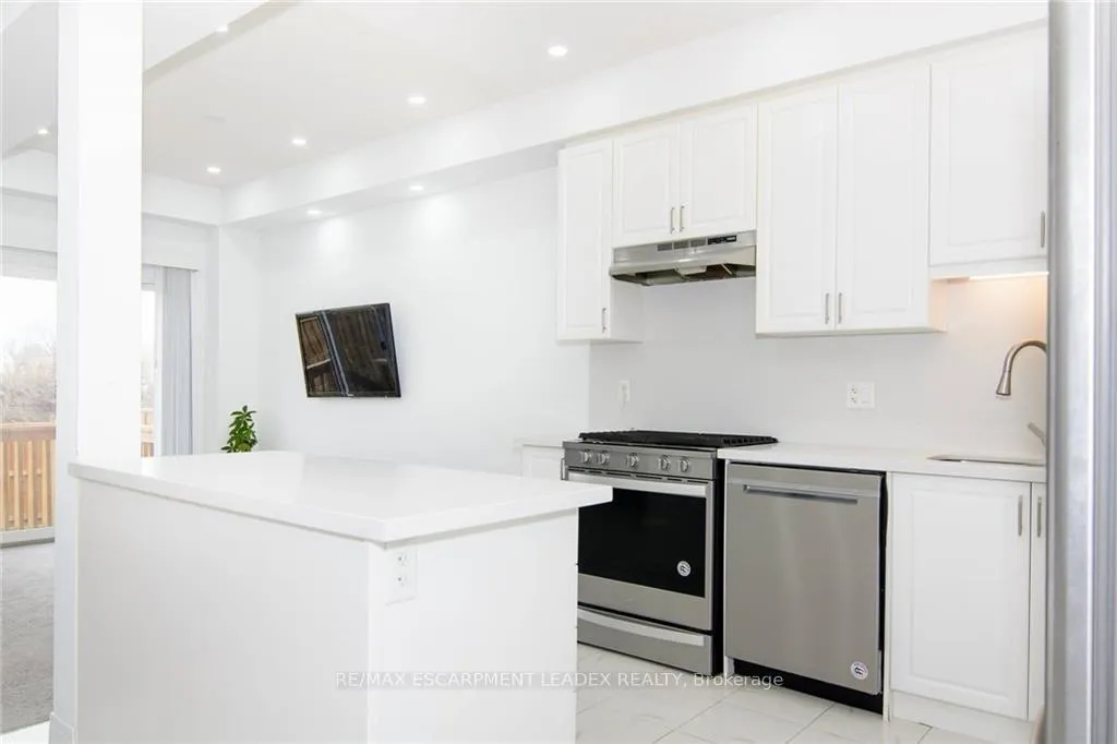 Photo 11 of 14 Cleland Avenue, Hamilton, Meadowlands — HOMEH