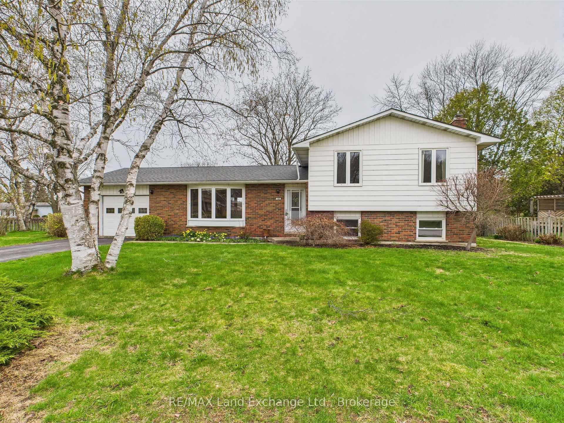 Photo 1 of 12 Inverlyn Crescent S, Kincardine — HOMEH