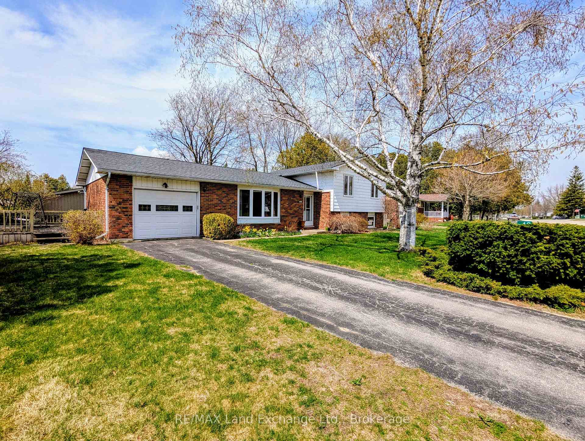 Photo 2 of 12 Inverlyn Crescent S, Kincardine — HOMEH