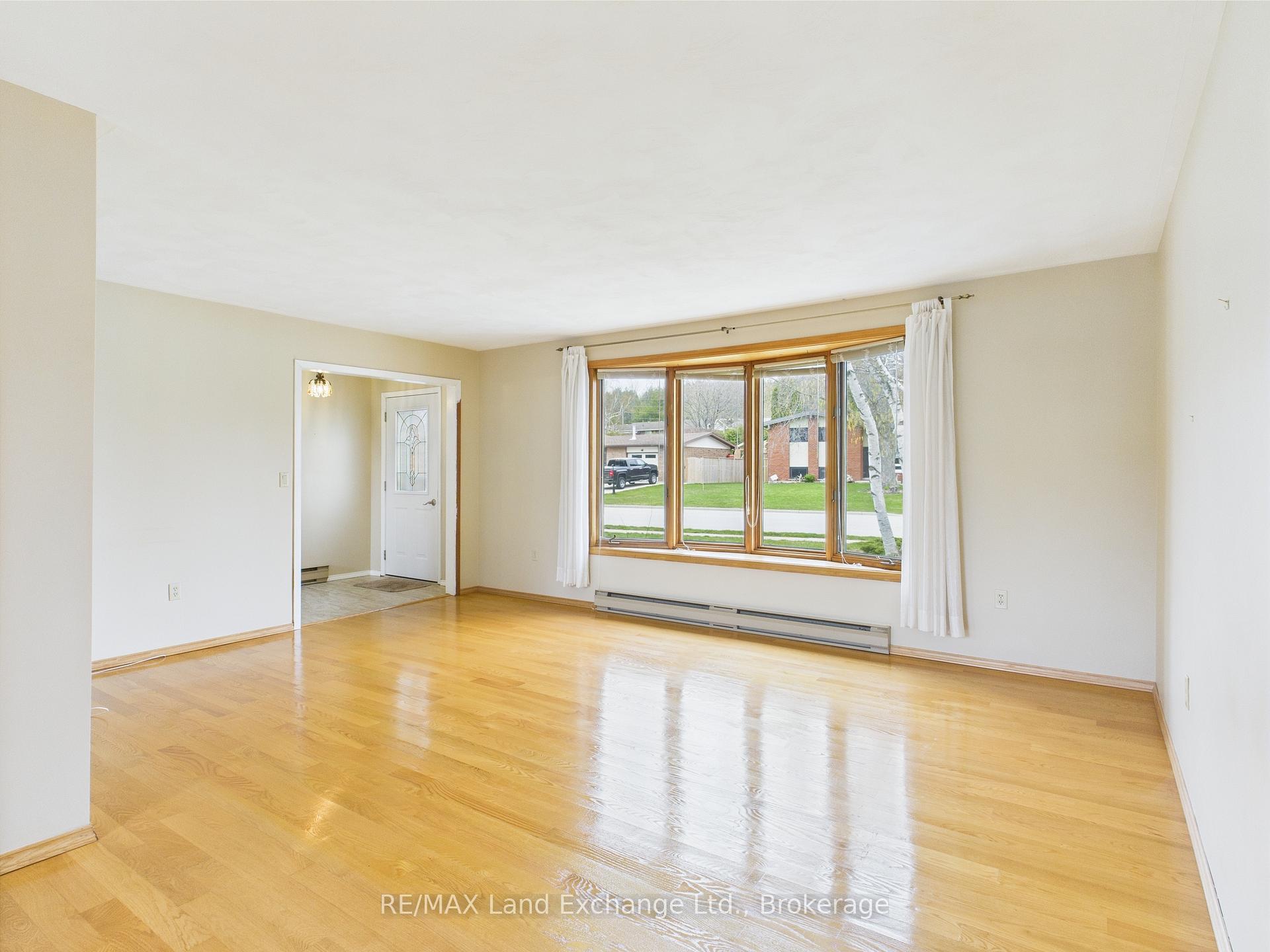 Photo 5 of 12 Inverlyn Crescent S, Kincardine — HOMEH