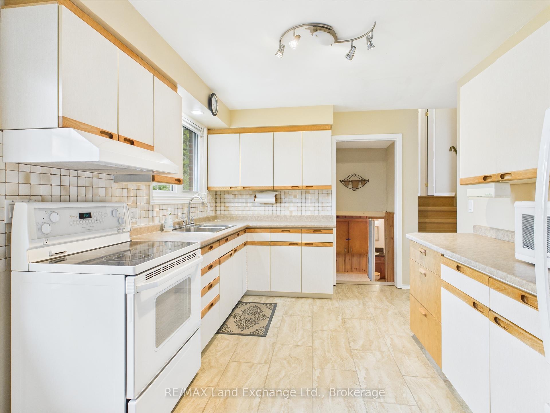 Photo 9 of 12 Inverlyn Crescent S, Kincardine — HOMEH