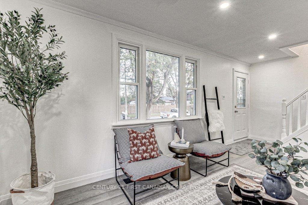 Photo 8 of 347 Thiel Street, London, East H — HOMEH
