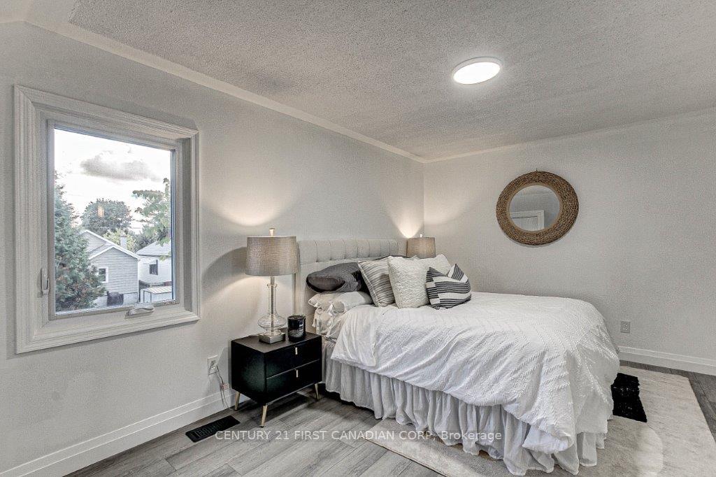 Photo 18 of 347 Thiel Street, London, East H — HOMEH