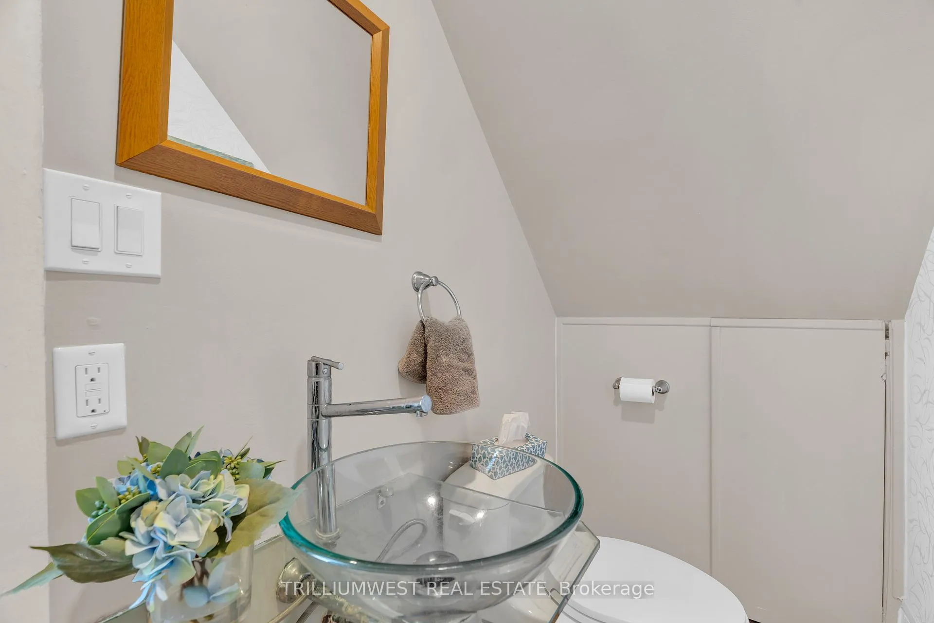Photo 19 of 210 Lancaster Street E, Kitchener — HOMEH