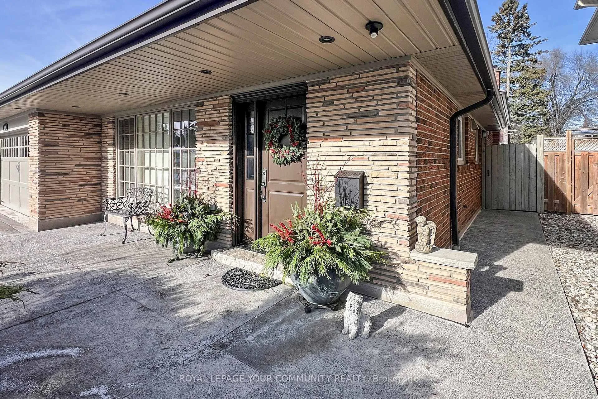 Photo 2 of 67 Fred Varley Drive, Markham, Unionville — HOMEH