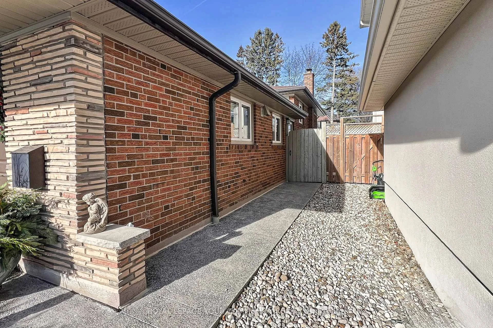 Photo 49 of 67 Fred Varley Drive, Markham, Unionville — HOMEH