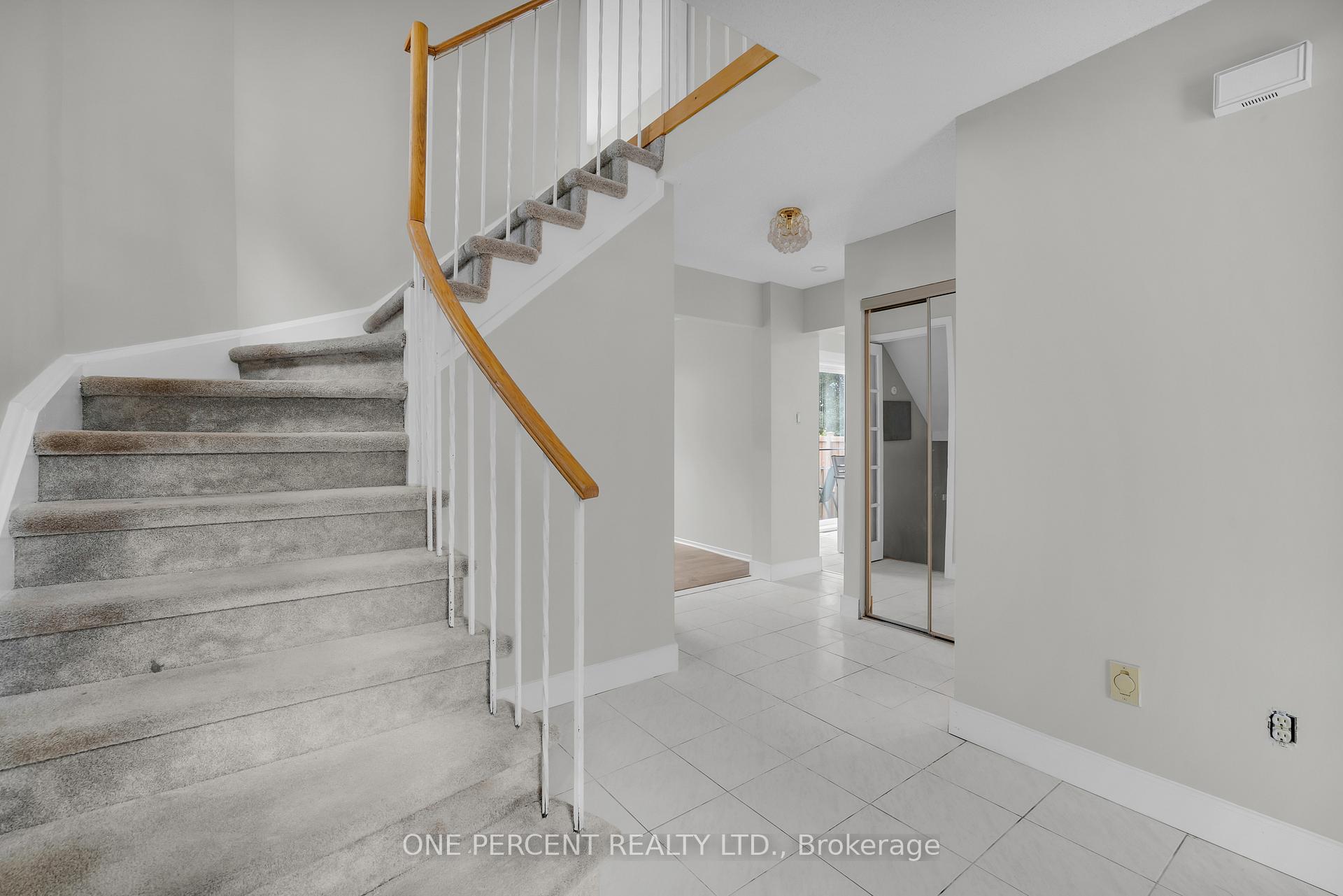 Photo 4 of 28 Chickasaw Crescent, Ottawa, Kanata - Bridlewood — HOMEH