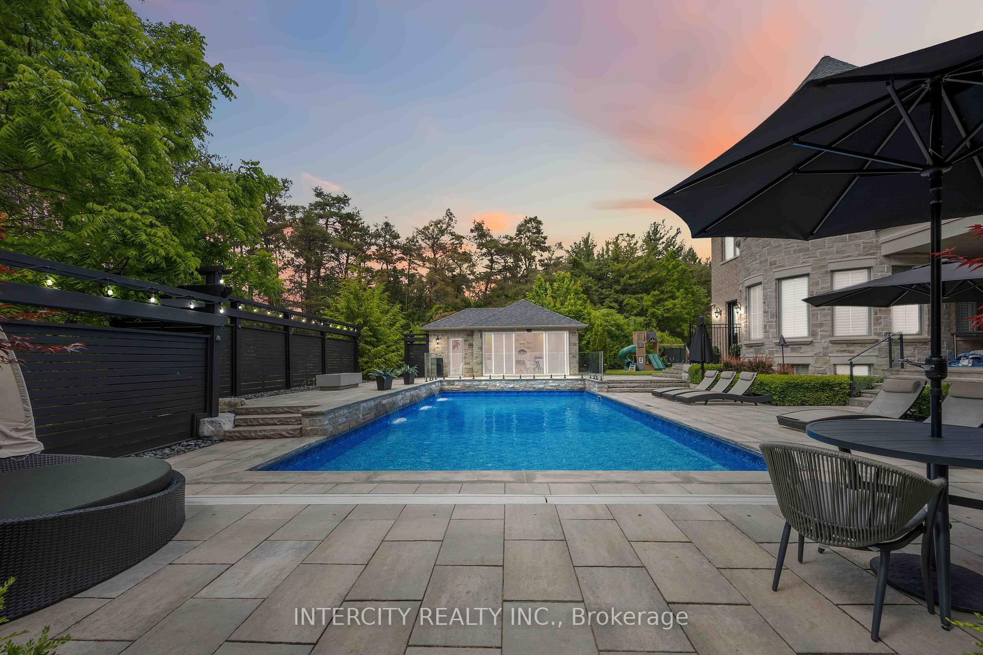 Photo 3 of 60 James Stokes Court, King, King City — HOMEH