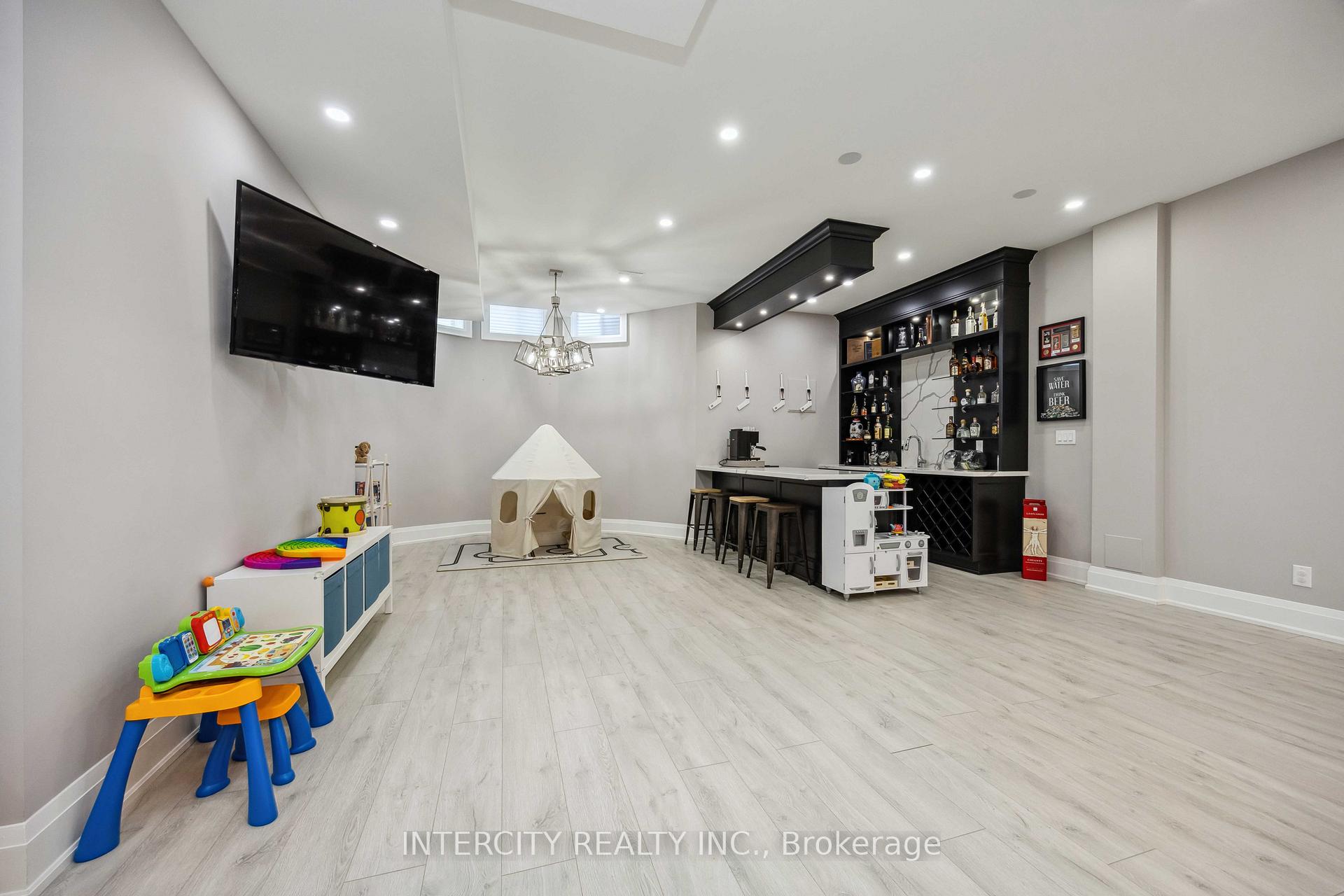 Photo 36 of 60 James Stokes Court, King, King City — HOMEH