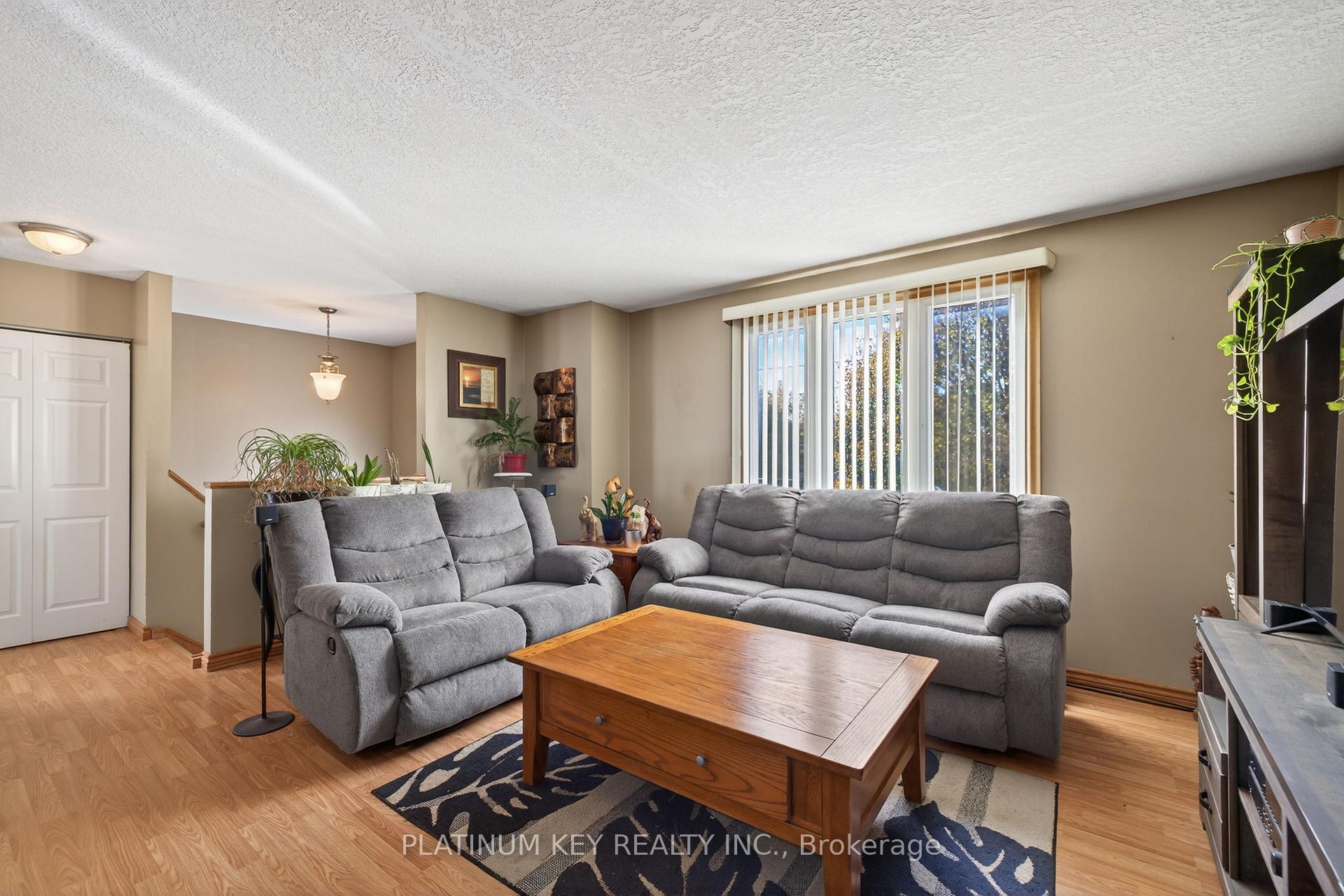 Photo 7 of 152 Elgin Street, London, East M — HOMEH