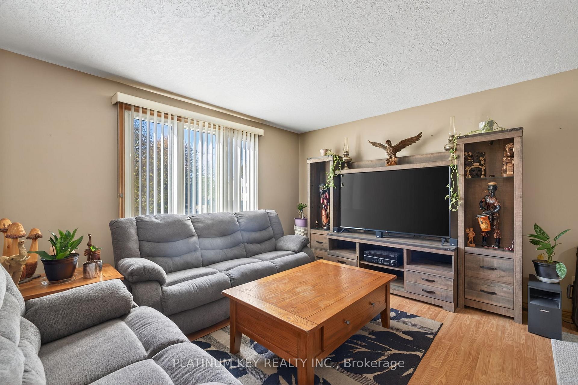 Photo 8 of 152 Elgin Street, London, East M — HOMEH