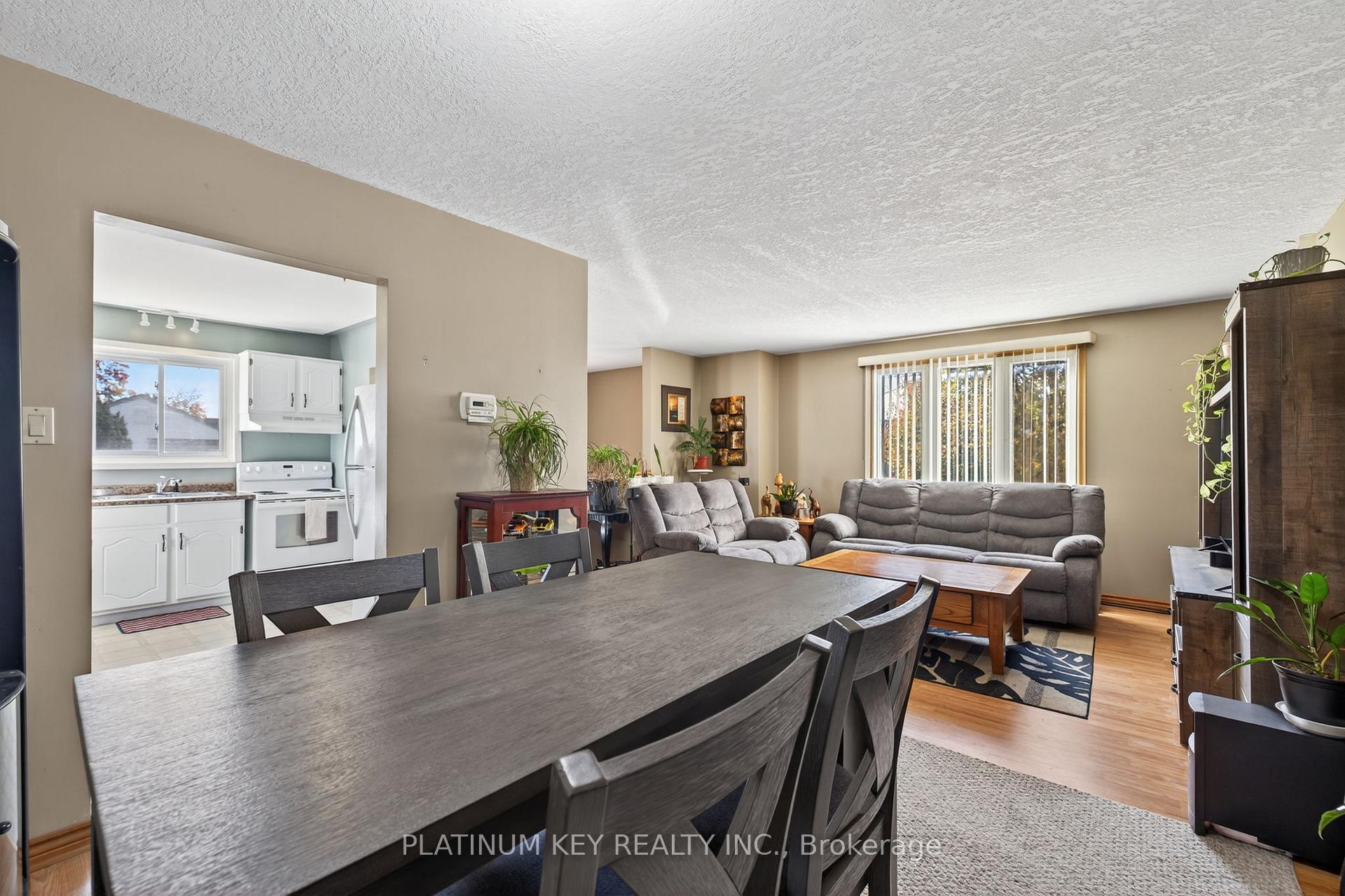 Photo 10 of 152 Elgin Street, London, East M — HOMEH