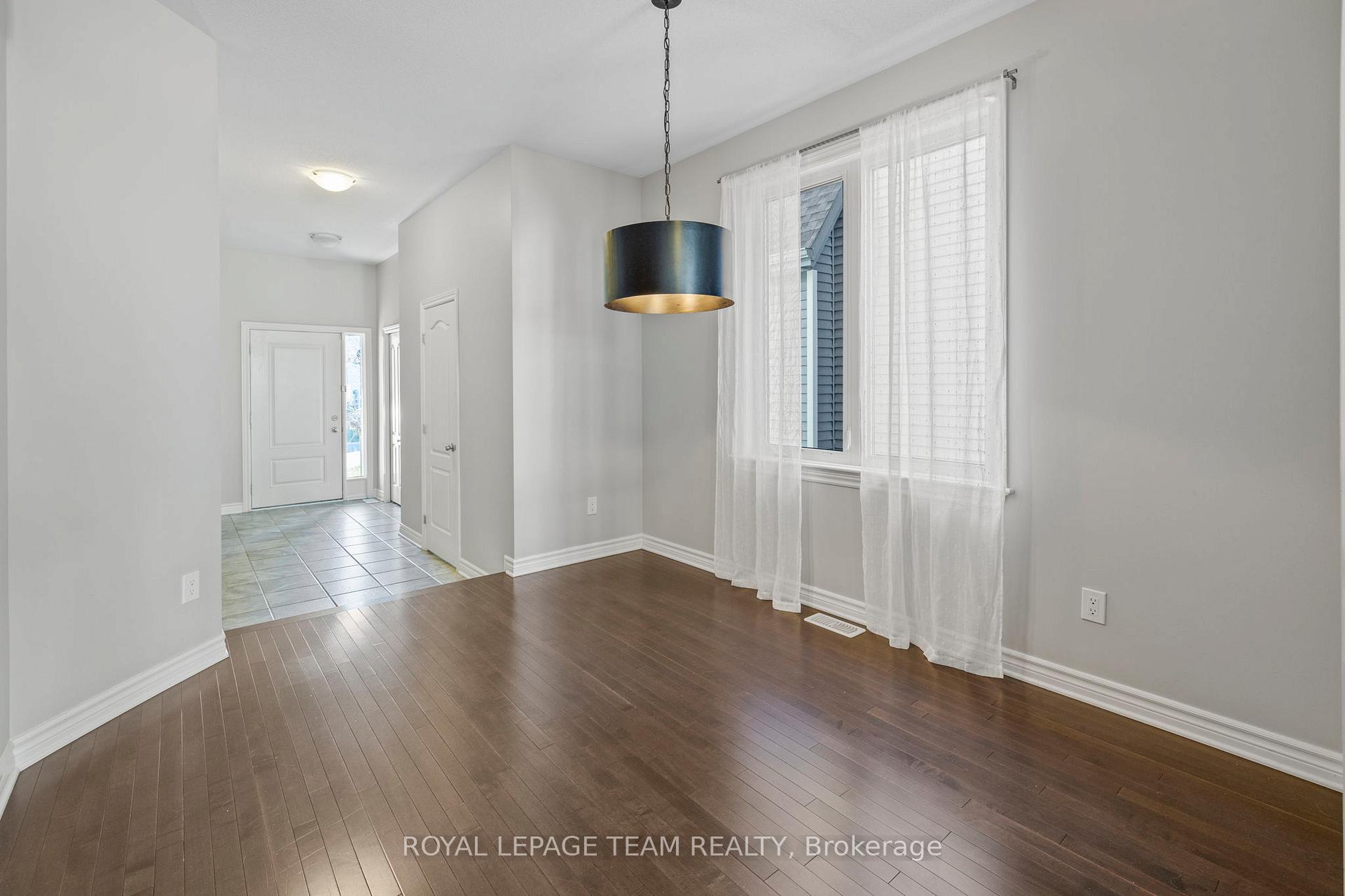 Photo 3 of 624 Moorpark Avenue, Ottawa, Kanata - Emerald Meadows/Trailwest — HOMEH
