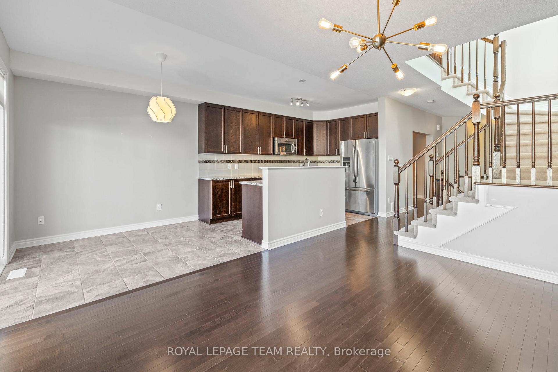 Photo 4 of 624 Moorpark Avenue, Ottawa, Kanata - Emerald Meadows/Trailwest — HOMEH
