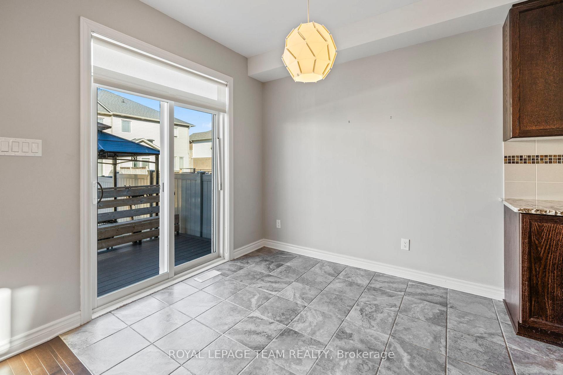 Photo 8 of 624 Moorpark Avenue, Ottawa, Kanata - Emerald Meadows/Trailwest — HOMEH