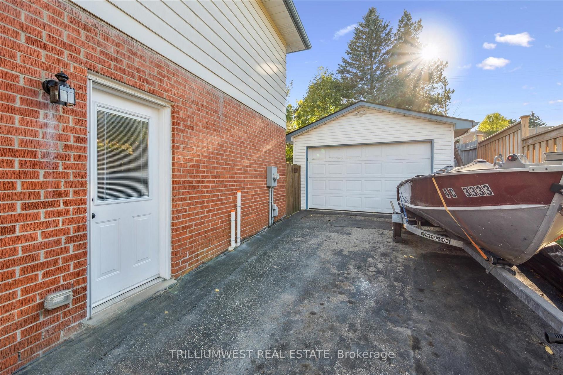 Photo 29 of 98 Shadeland Crescent, Kitchener — HOMEH