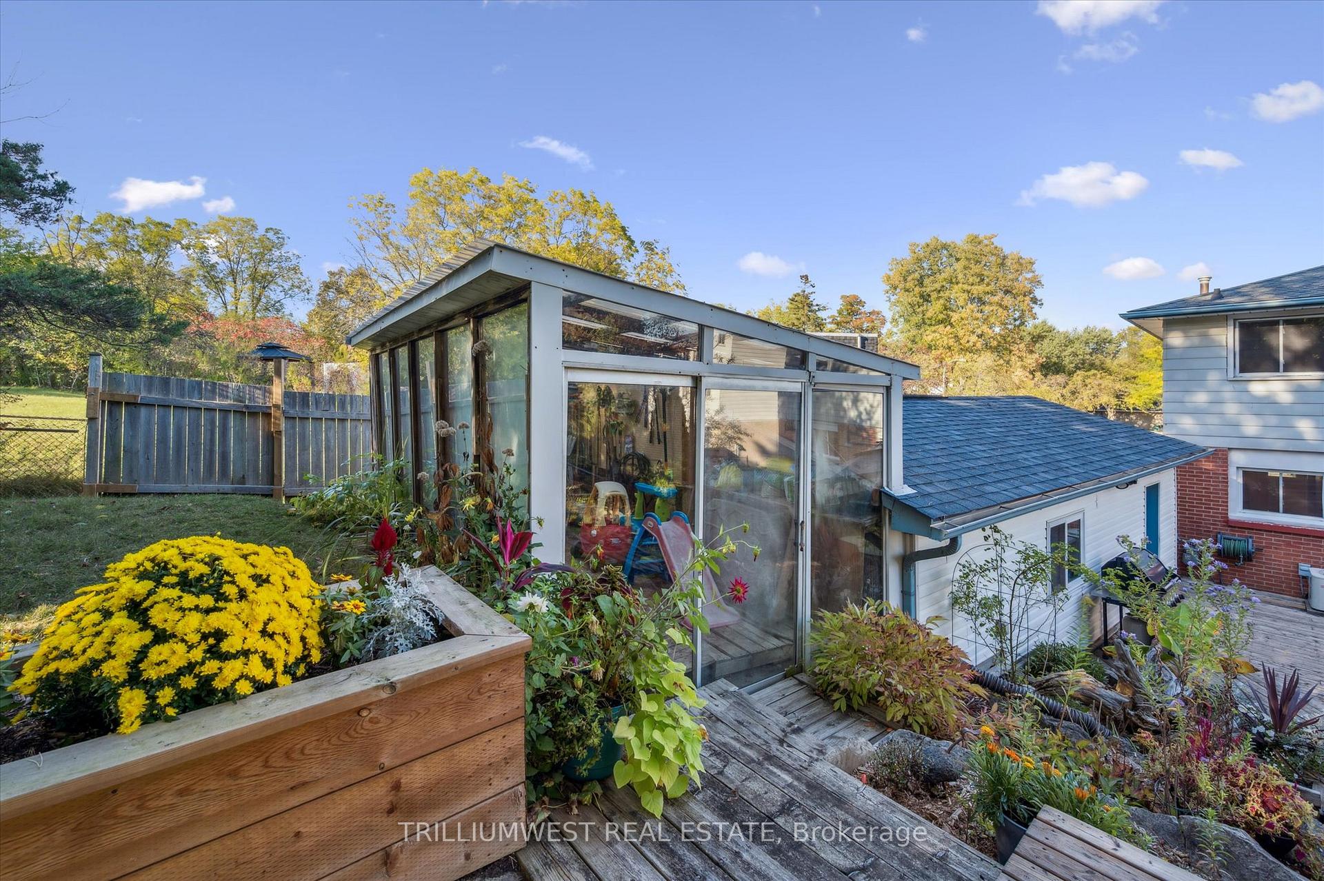 Photo 37 of 98 Shadeland Crescent, Kitchener — HOMEH