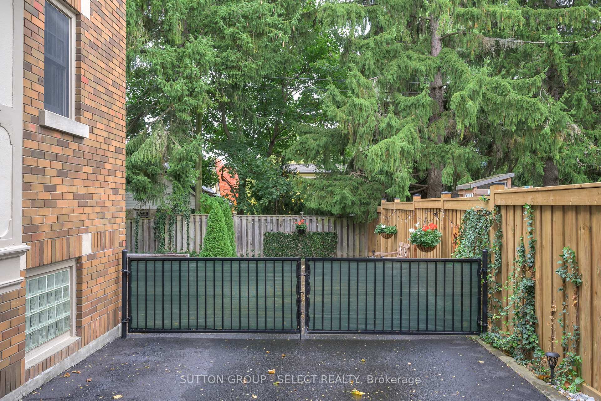 Photo 5 of 404 Wortley Road, London, South G — HOMEH