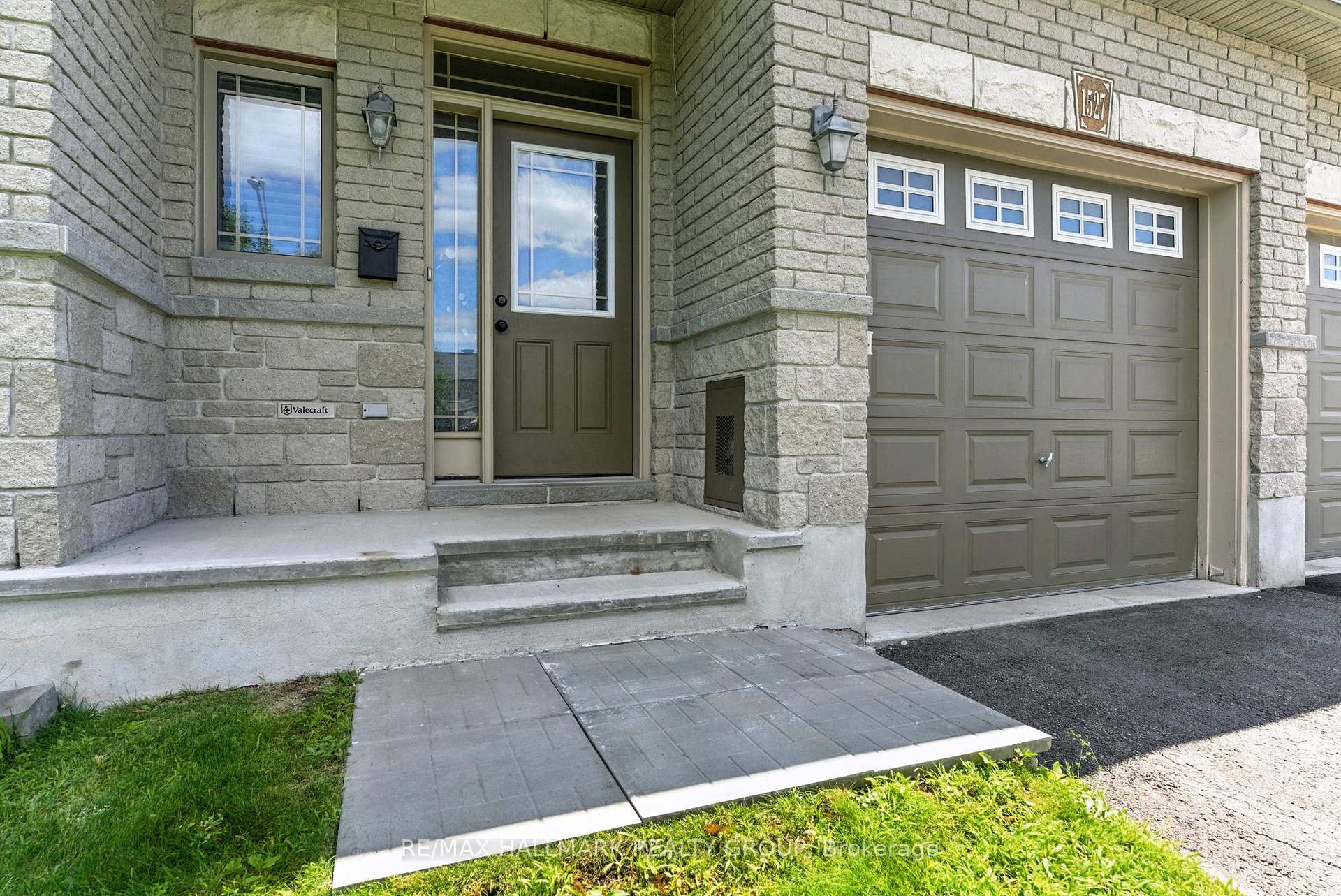 Photo 2 of 1527 Carronbridge Circle, Ottawa, Kanata - Emerald Meadows/Trailwest — HOMEH