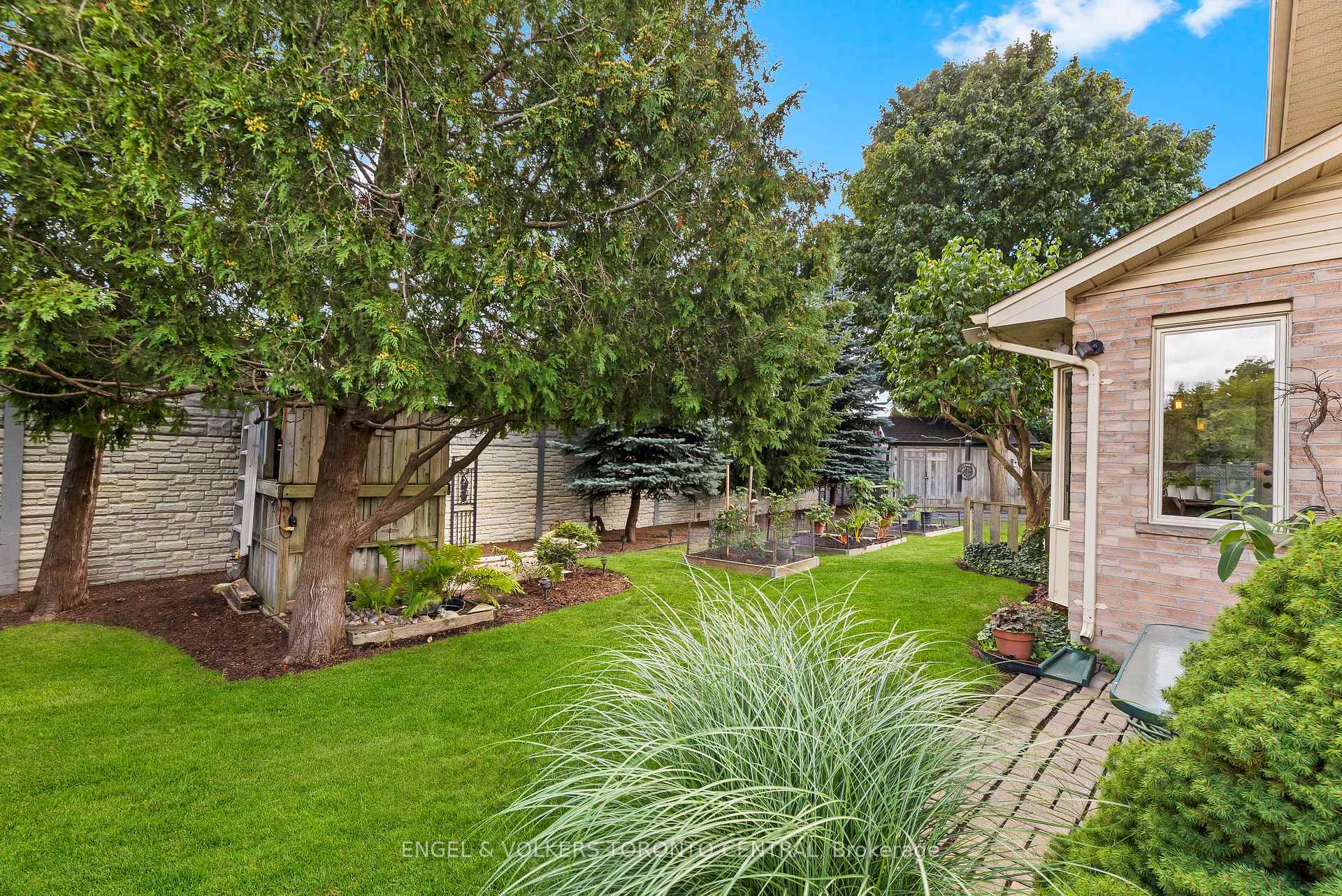 Photo 29 of 204 Killarney Grove, London, North H — HOMEH