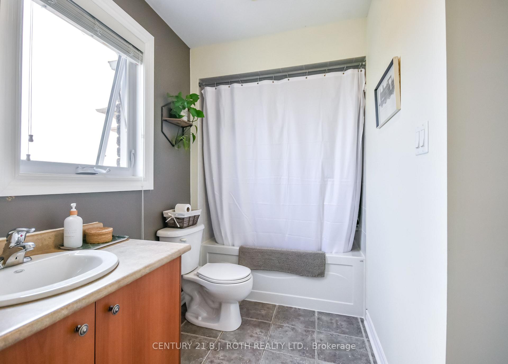 Photo 16 of 1863 Swan Street, Innisfil, Alcona — HOMEH