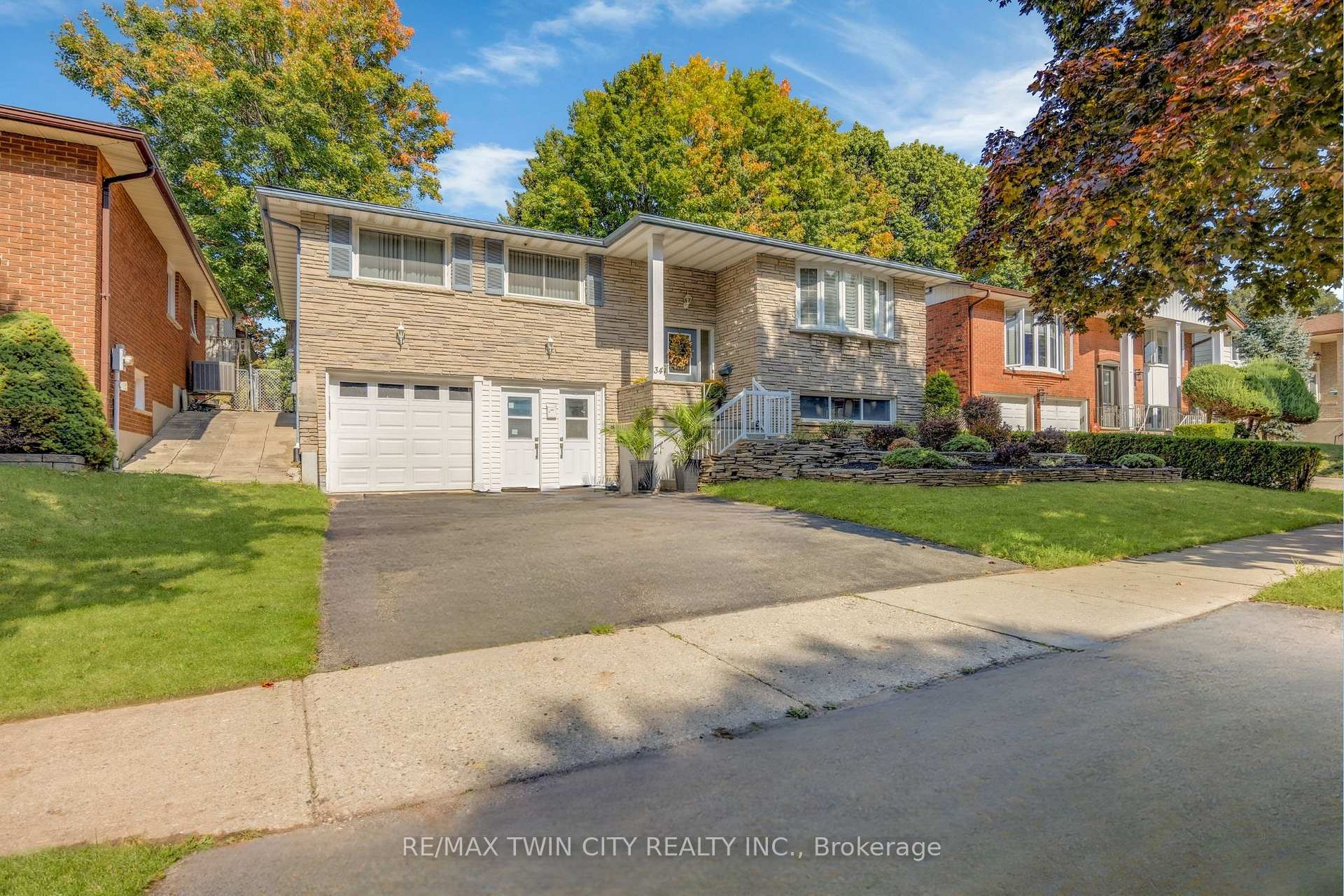 Photo 1 of 34 Georgian Crescent, Kitchener — HOMEH