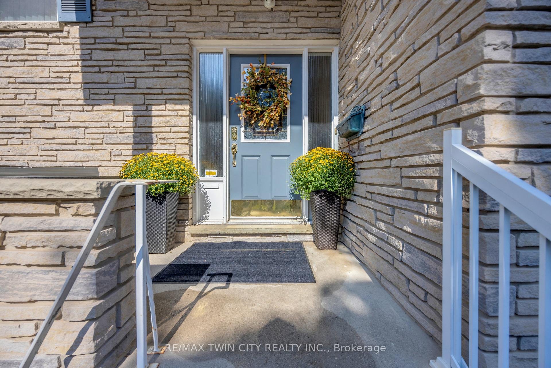 Photo 2 of 34 Georgian Crescent, Kitchener — HOMEH