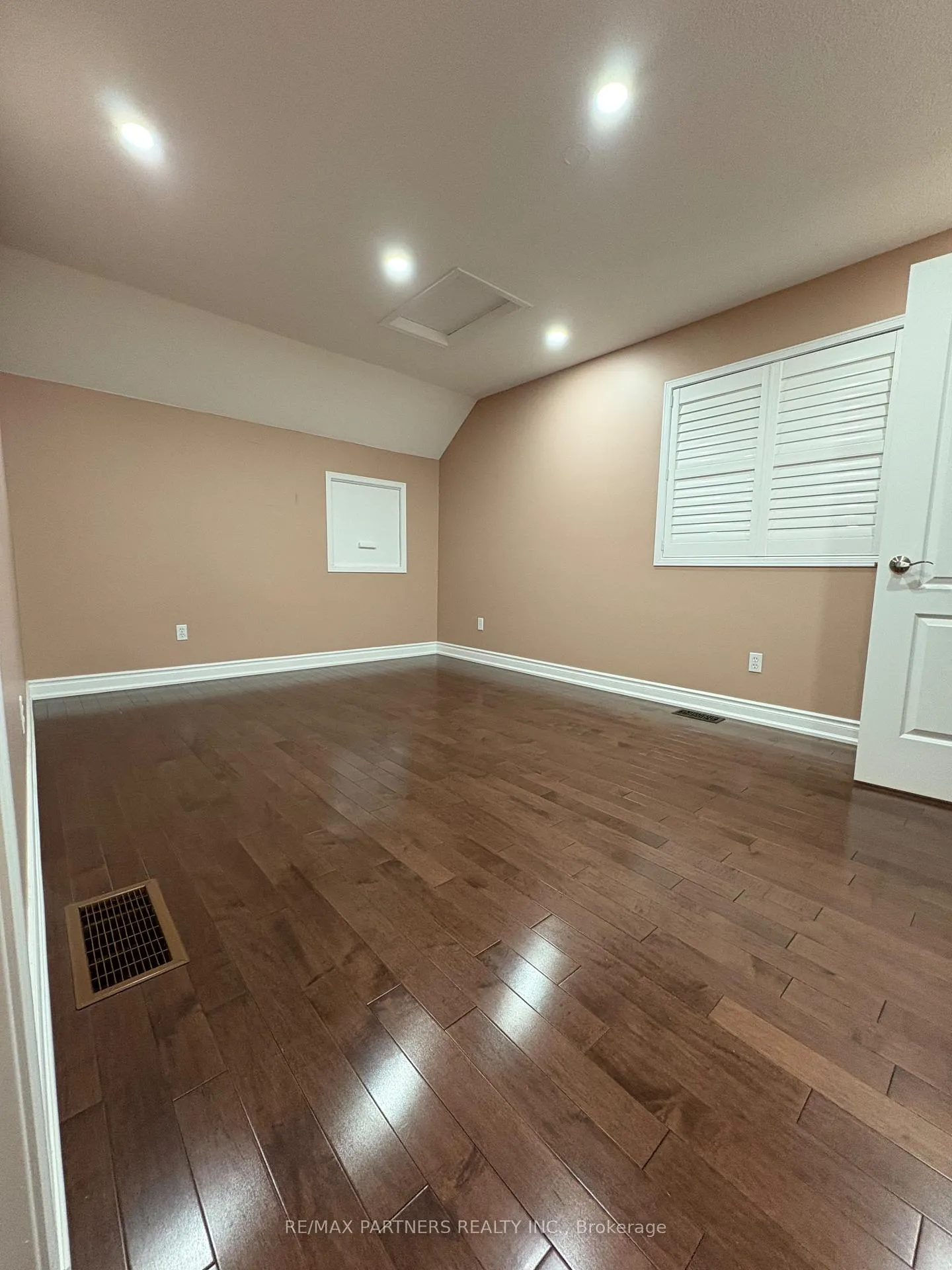 Photo 13 of 109 Rainbow Valley Crescent, Markham, Greensborough — HOMEH
