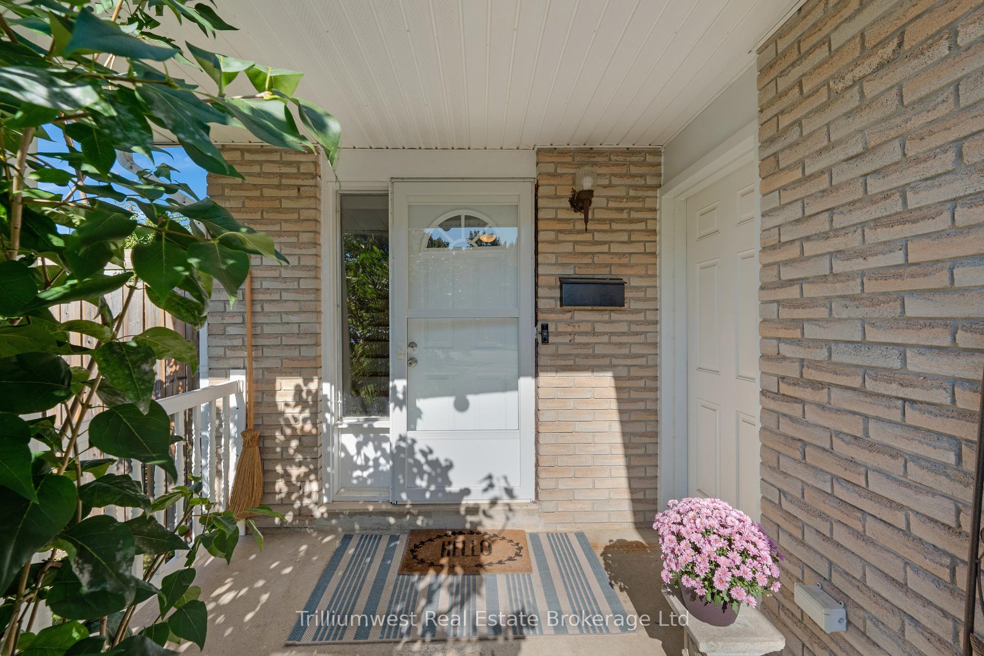 Photo 4 of 130 Dalegrove Drive, Kitchener — HOMEH