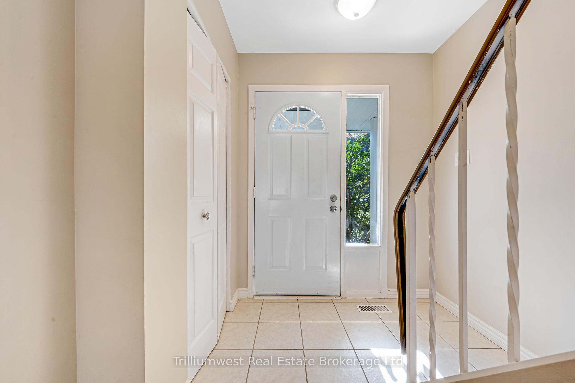 Photo 5 of 130 Dalegrove Drive, Kitchener — HOMEH
