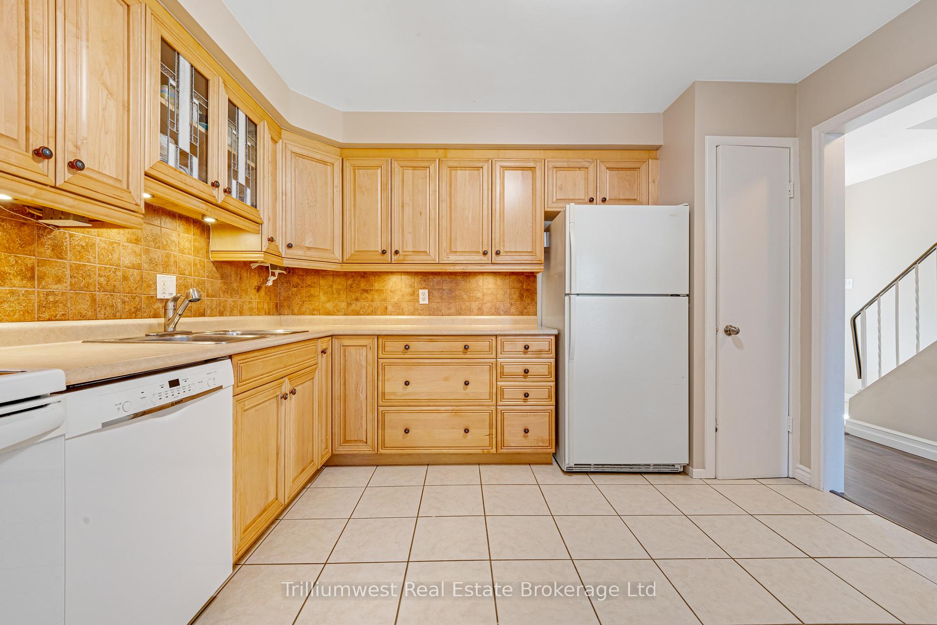 Photo 11 of 130 Dalegrove Drive, Kitchener — HOMEH