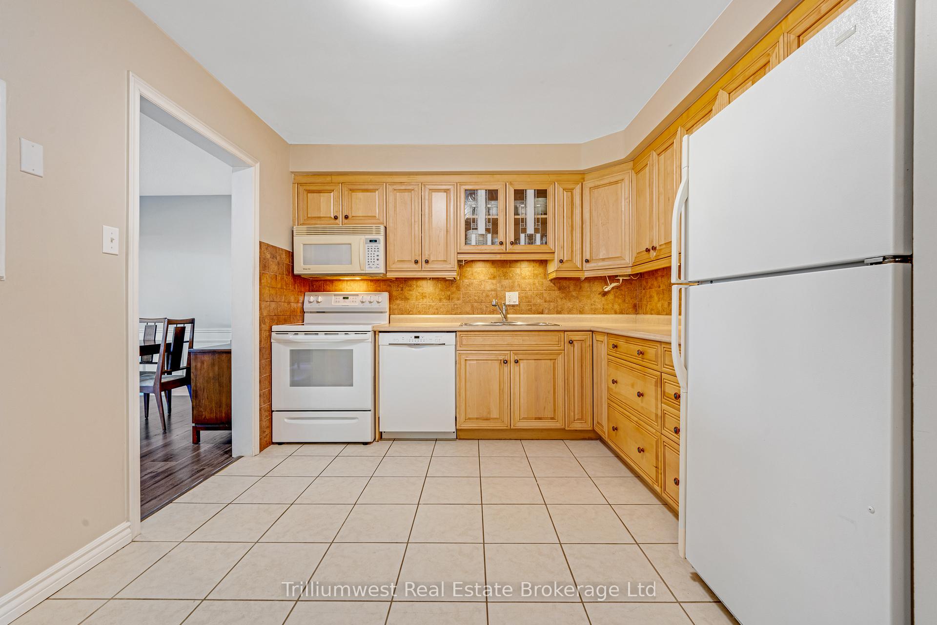 Photo 12 of 130 Dalegrove Drive, Kitchener — HOMEH