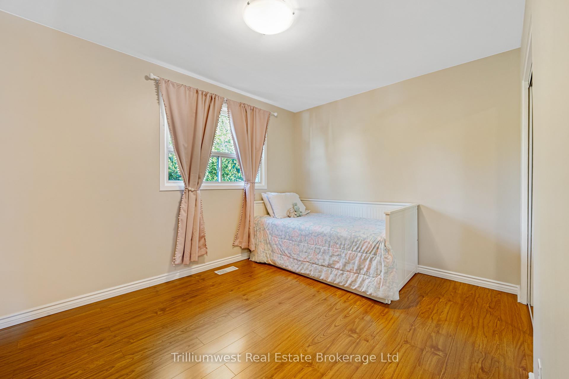 Photo 19 of 130 Dalegrove Drive, Kitchener — HOMEH
