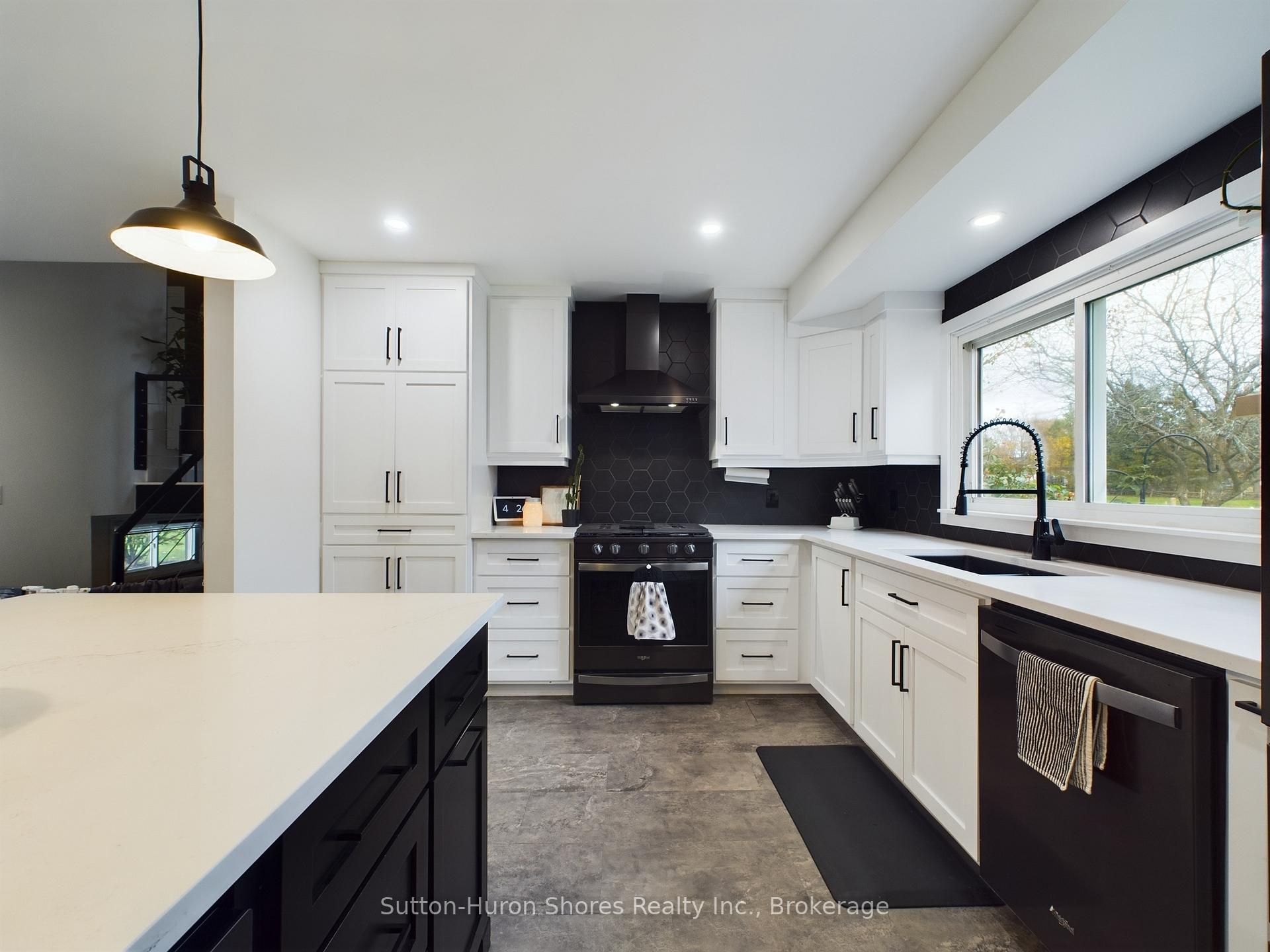 Photo 4 of 10 Smith Street, Kincardine — HOMEH