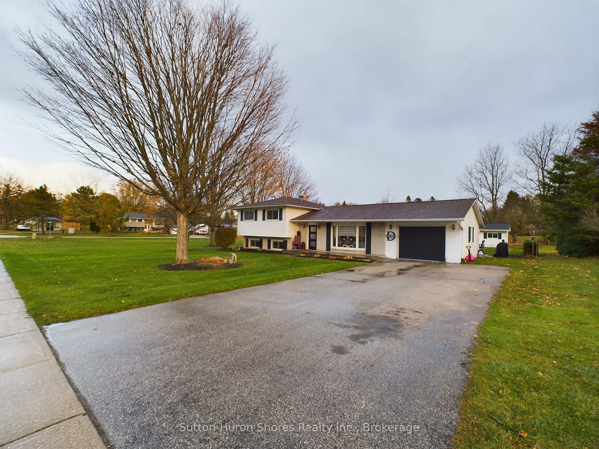 Photo 5 of 10 Smith Street, Kincardine — HOMEH