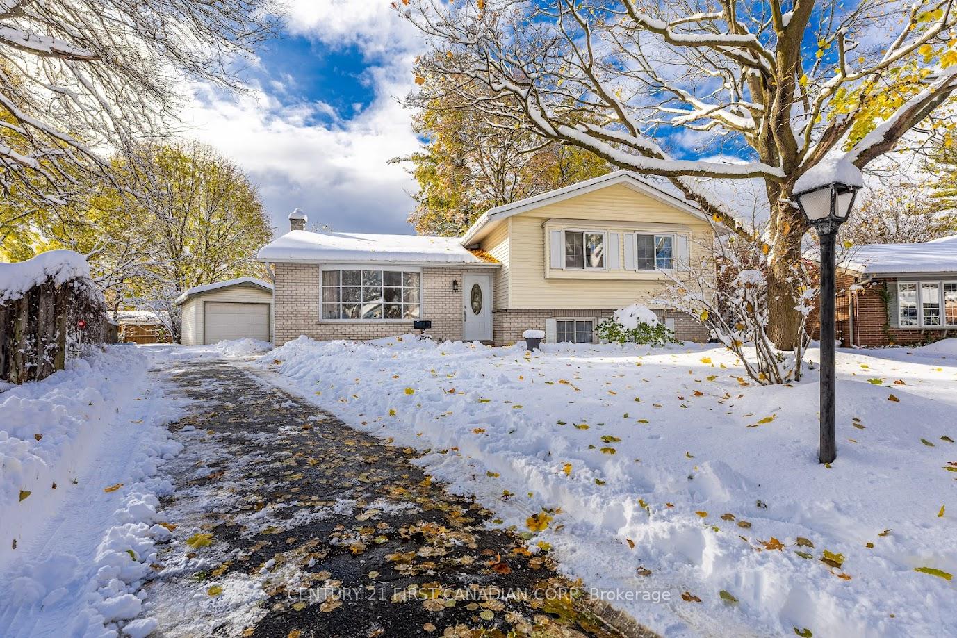 Photo 2 of 636 Glengyle Crescent, London, North H — HOMEH