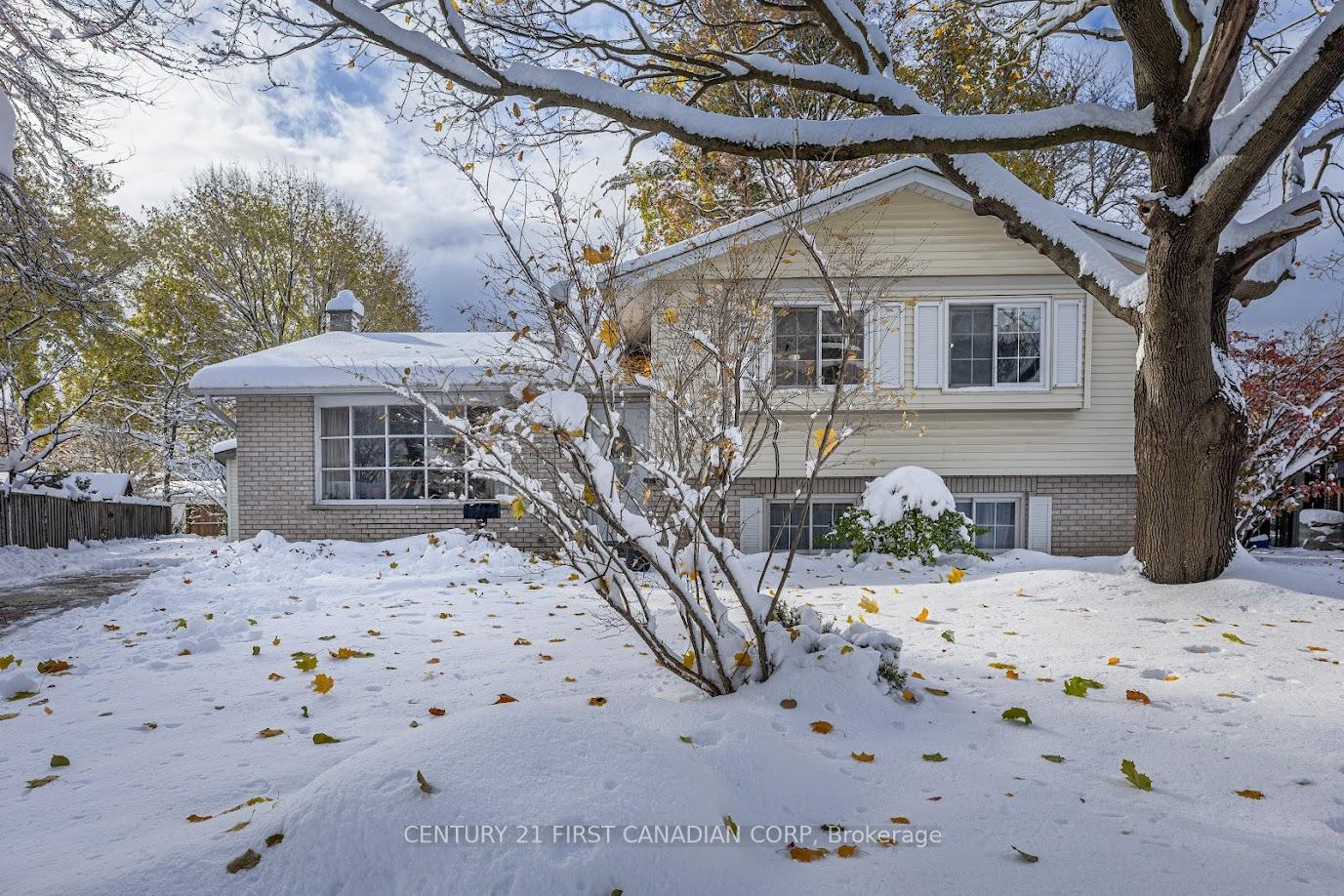 Photo 3 of 636 Glengyle Crescent, London, North H — HOMEH