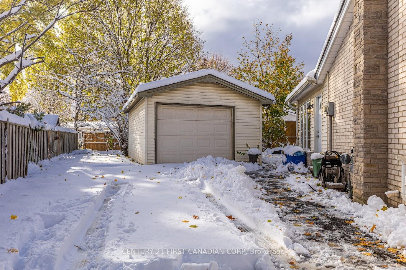 Photo 4 of 636 Glengyle Crescent, London, North H — HOMEH