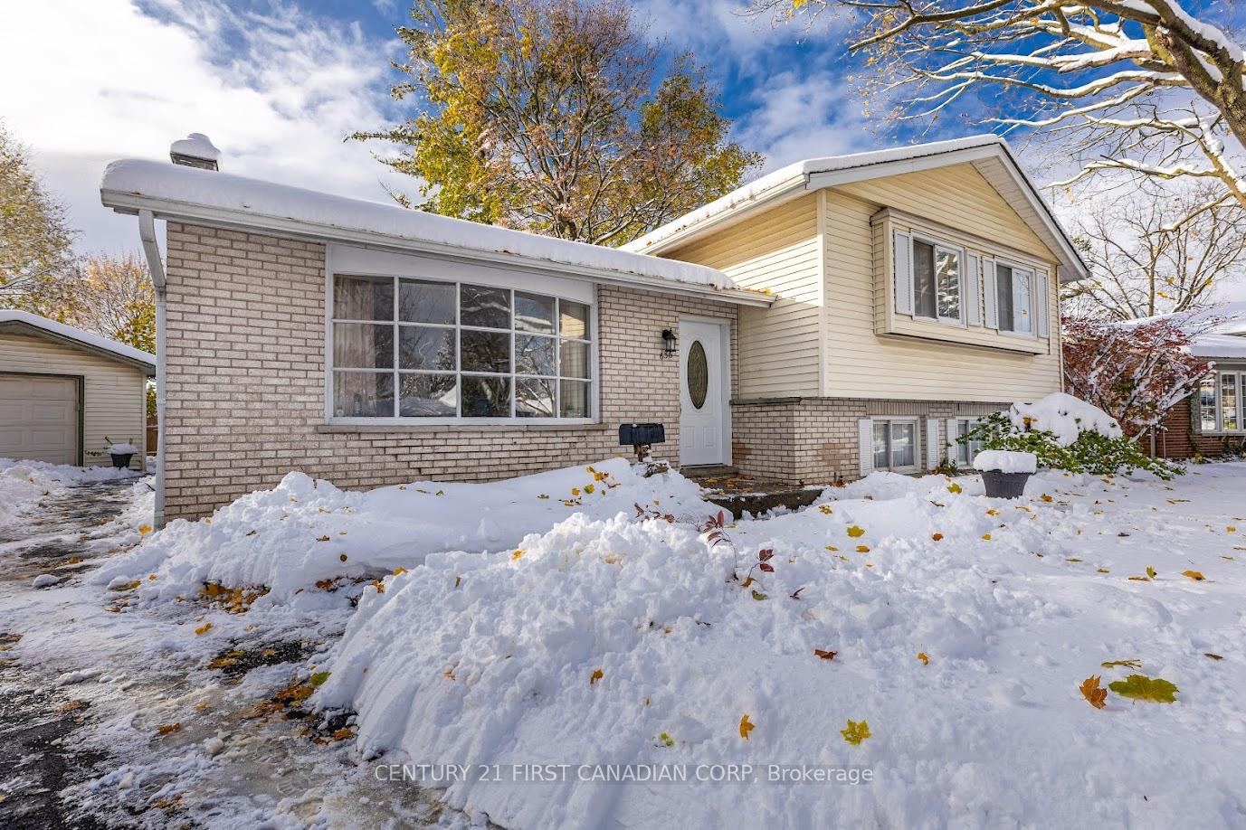 Photo 5 of 636 Glengyle Crescent, London, North H — HOMEH